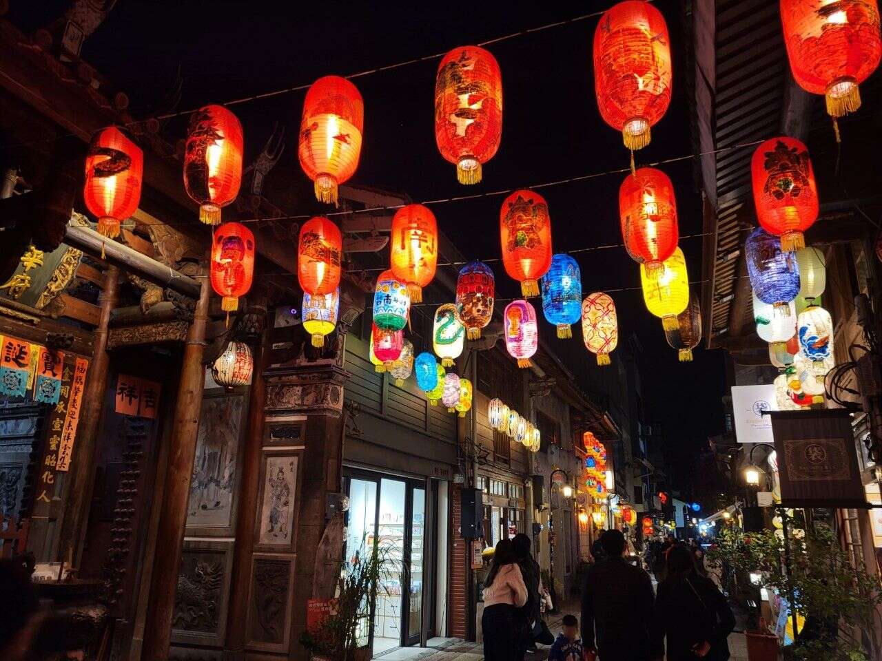 神农街夜景：红灯笼亮起时