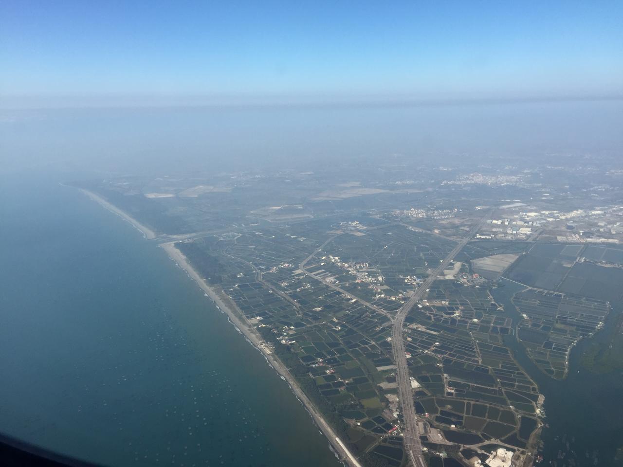 台江国家公园空拍：广阔的鱼塭、湿地和残留水道构成的拼图