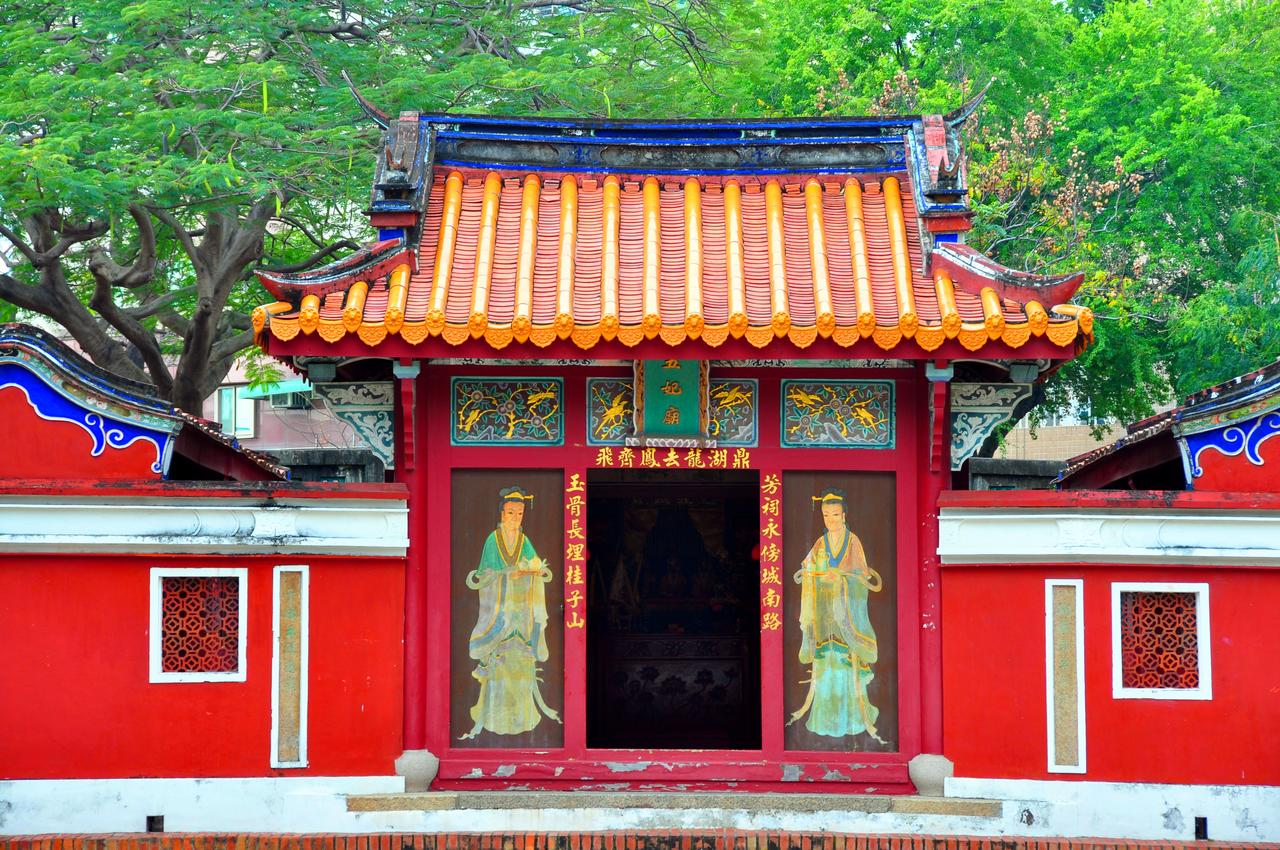 五妃庙正门：单进两护龙式建筑，门神为宫女而非武将