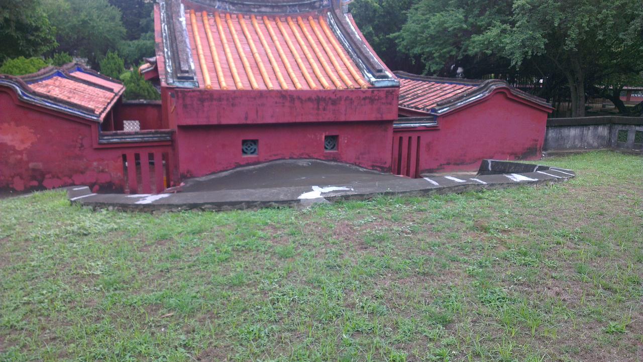 五妃庙后方墓冢：隆起墓丘与庙宇紧贴