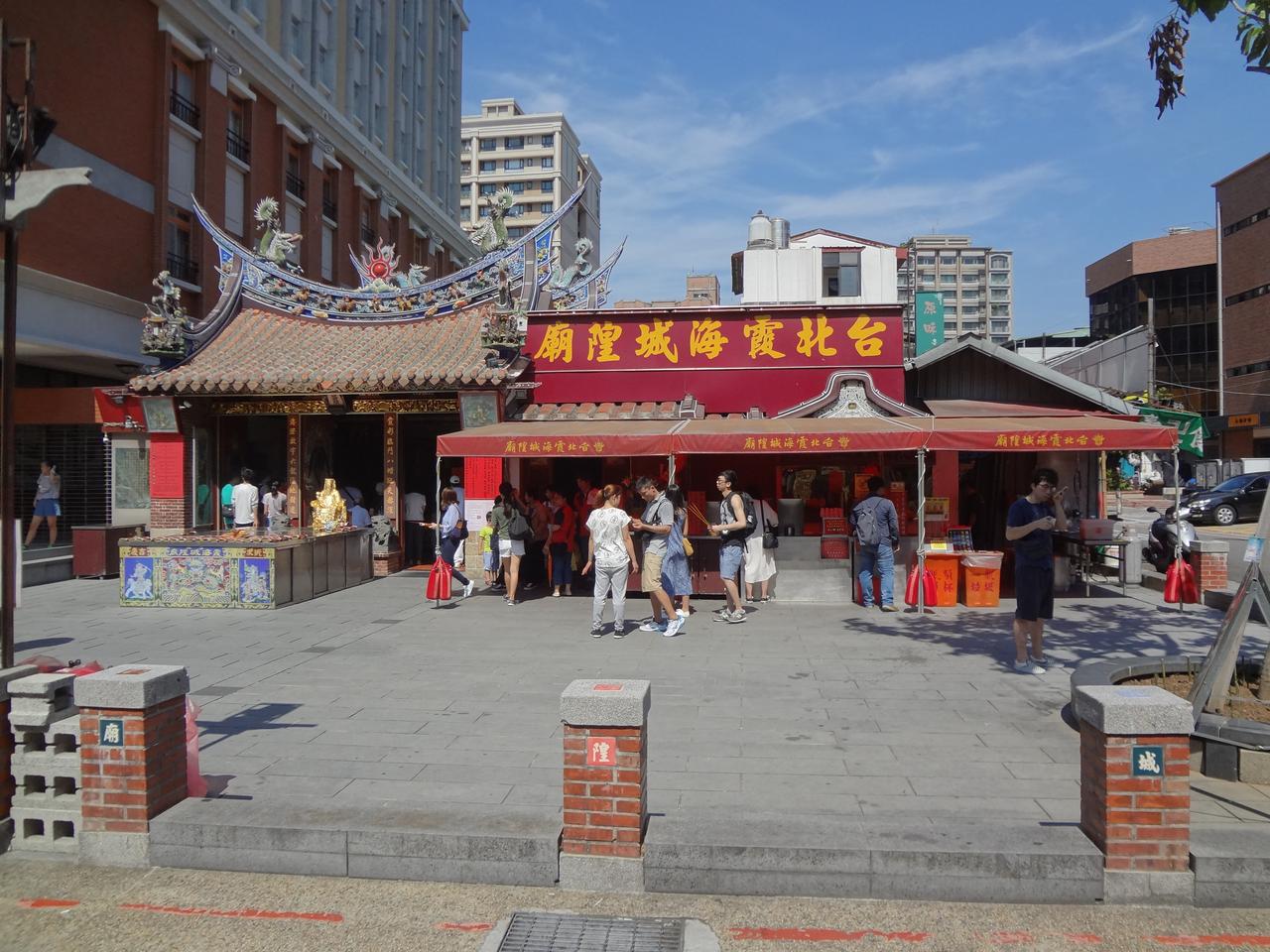 霞海城隍庙前的人流与文创街区融合