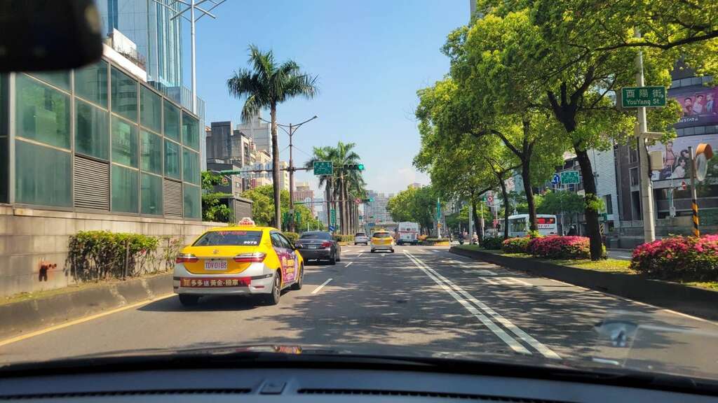 中华路一段，原台北府城墙西段基址上的三线道路