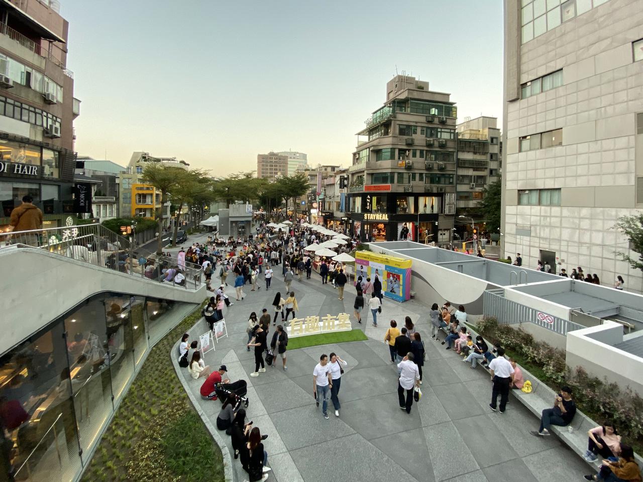 心中山线形公园的中段景观，捷运高架下方改造为连贯公共空间