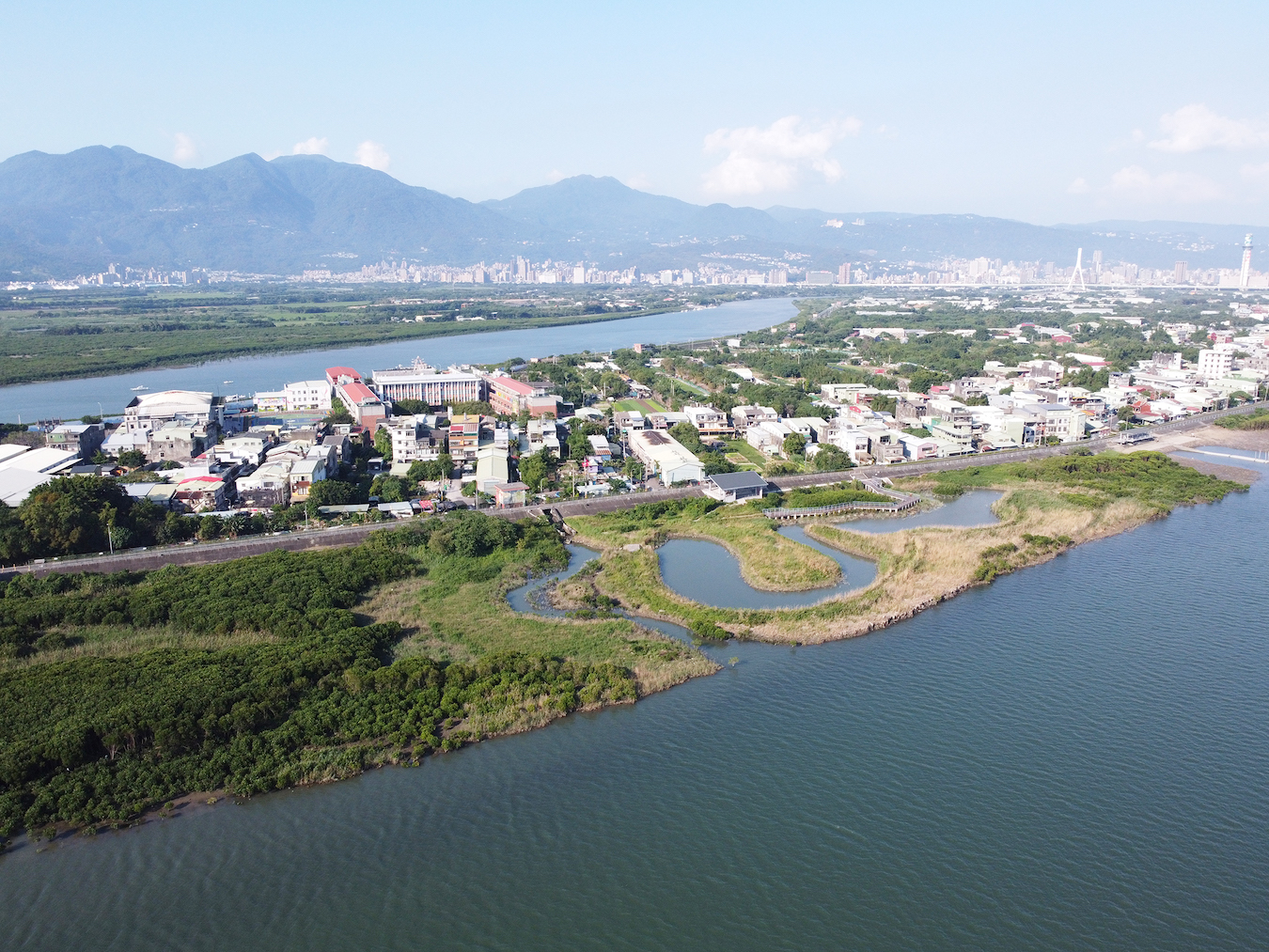 社子岛航拍，低矮聚落与河岸
