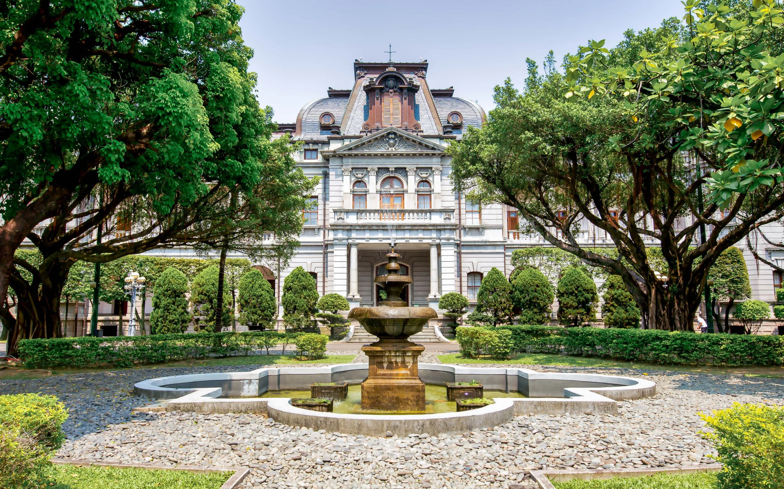 台北宾馆正面外观，法式宫殿建筑与庭园