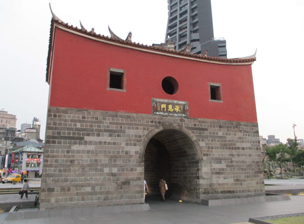 台北府城西门模型复原图，歇山重檐城楼