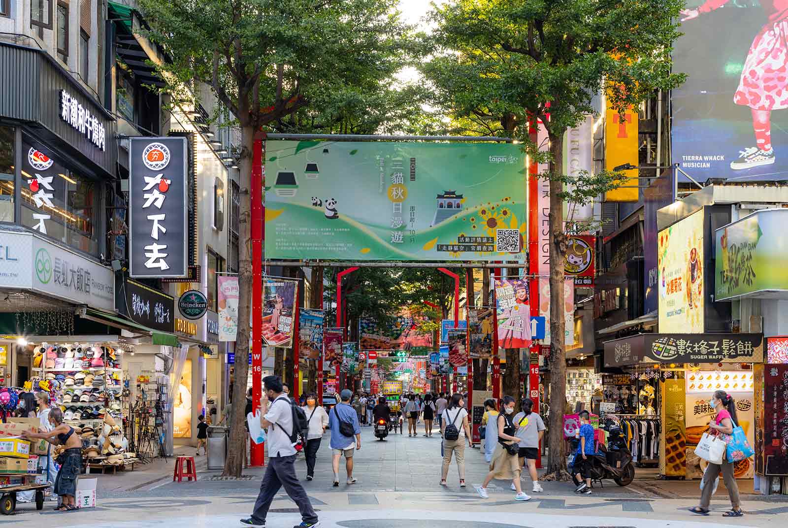 西门町徒步区繁华街景，行人自由行走