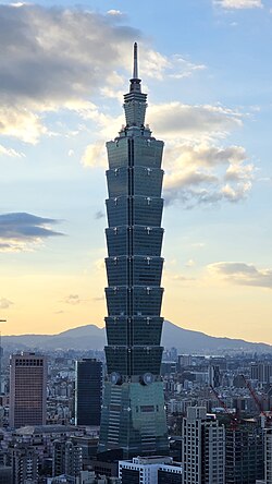 从象山远眺台北101与信义计划区天际线