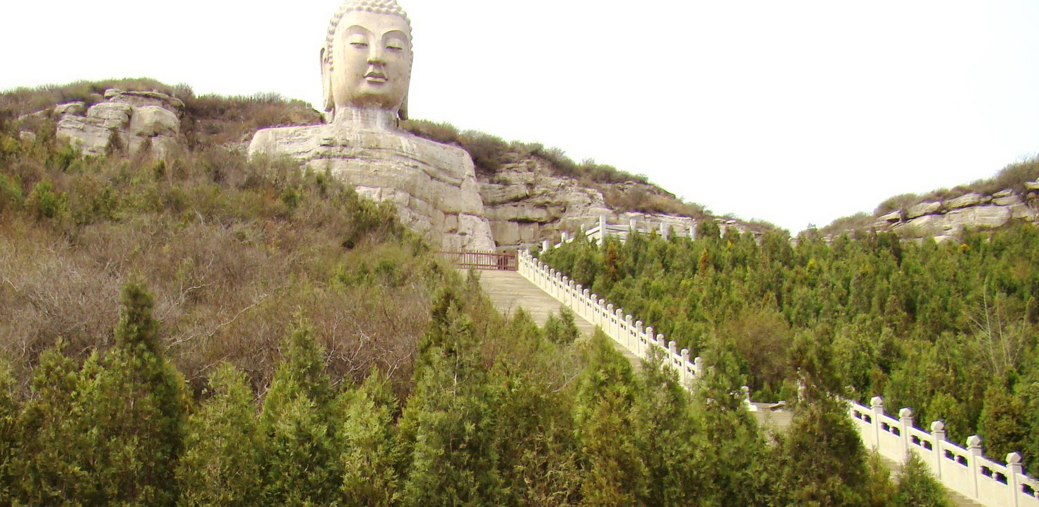 蒙山大佛远景，可见大佛所处山崖和周边环境