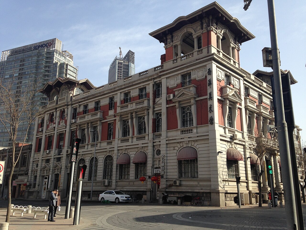 原东方汇理银行建筑转角，可见屋顶亭子和红砖装饰纹