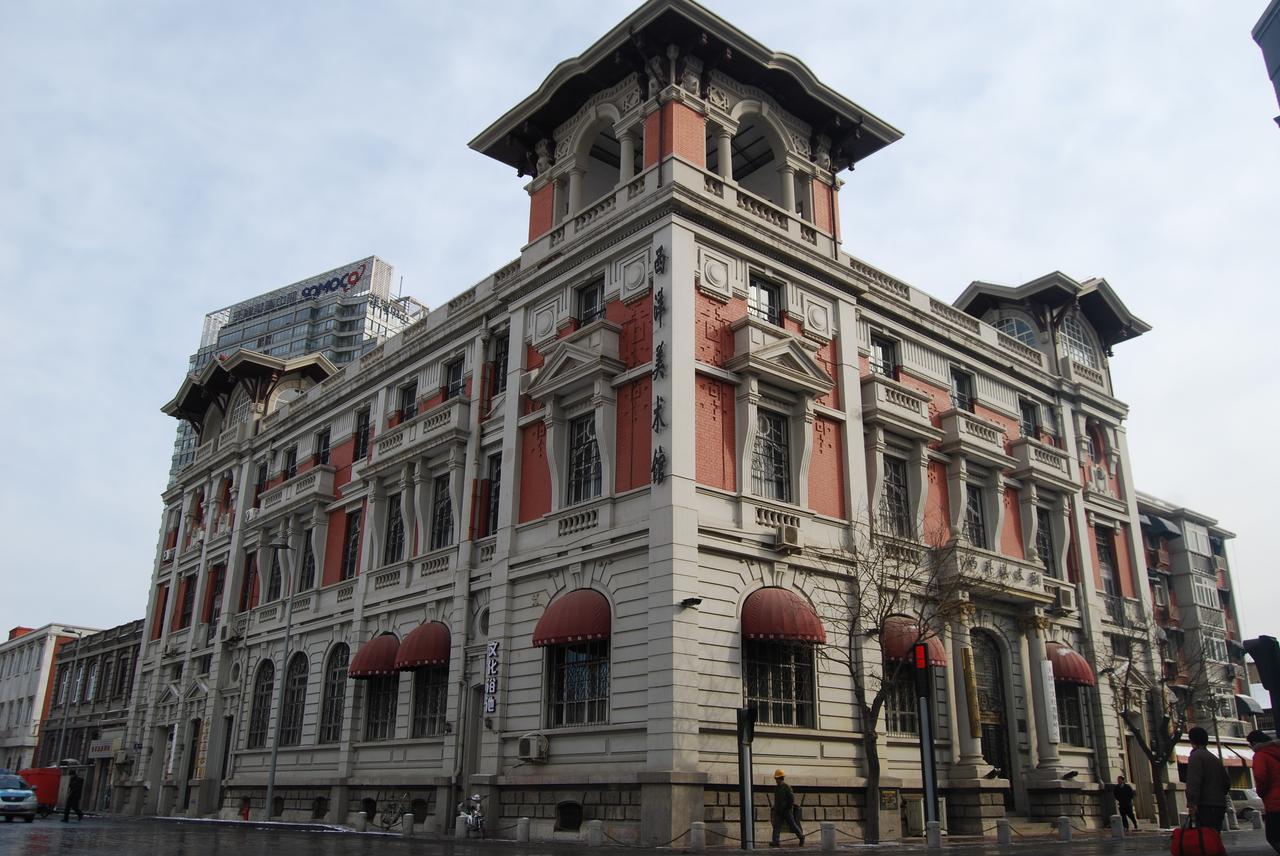 原东方汇理银行正立面，红砖清水墙配屋顶转角亭