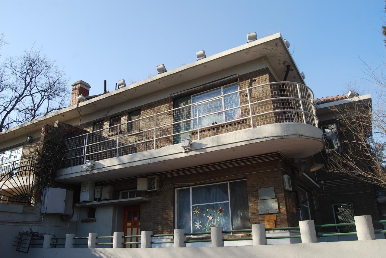 宋棐卿马场道旧居侧面，展示弧形阳台和建筑体量