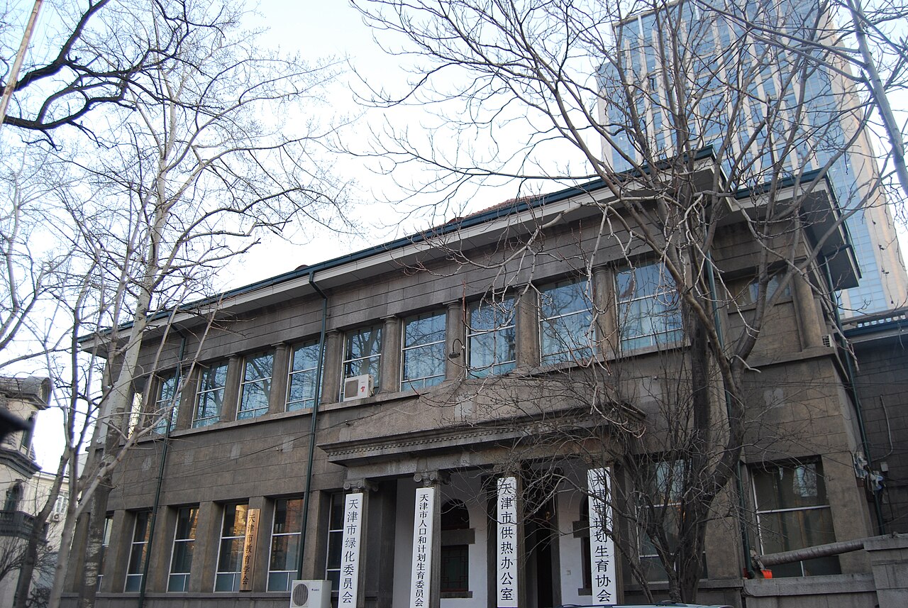 孙传芳旧居正面全景，爱奥尼克柱门廊和封闭回廊清晰可见