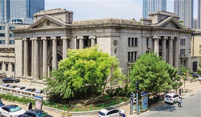 解放北路上原华俄道胜银行的街景位置，红色穹顶在建筑群中突出