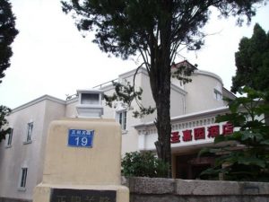徐世昌旧居大门和院墙，大门紧闭