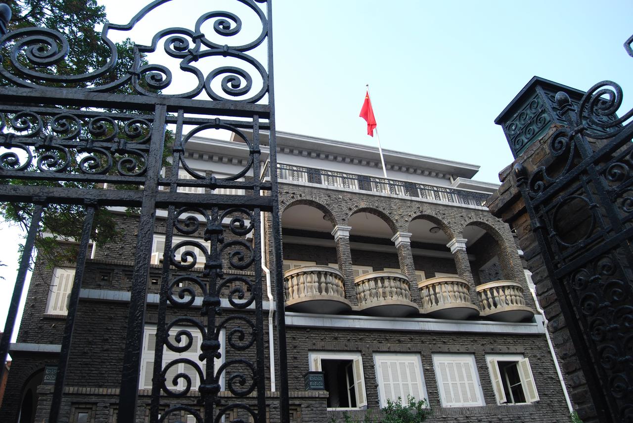 颜惠庆旧居正面外观，硫缸砖墙体与铸铁大门