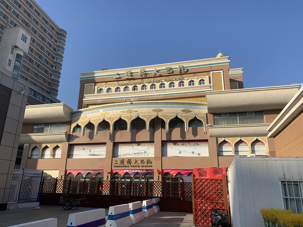 乌鲁木齐二道桥大巴扎建筑外观，蓝色圆顶与街边商铺一同构成了城市地标