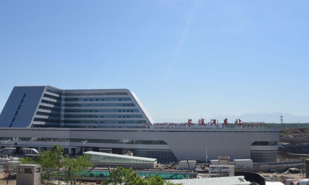 碾子沟长途客运站新站外观，建筑采用弧面玻璃幕墙和现代化设计