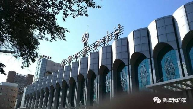 碾子沟旧站外景，入口上方"碾子沟客运站"招牌依然醒目