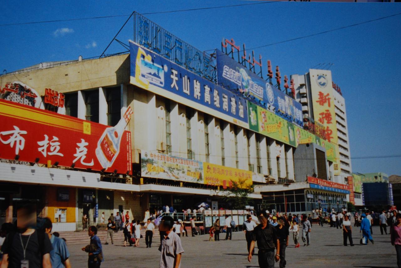 乌鲁木齐南站站房，兰新铁路1962年通车时的终点站，铁路穿城段从该站以西延伸