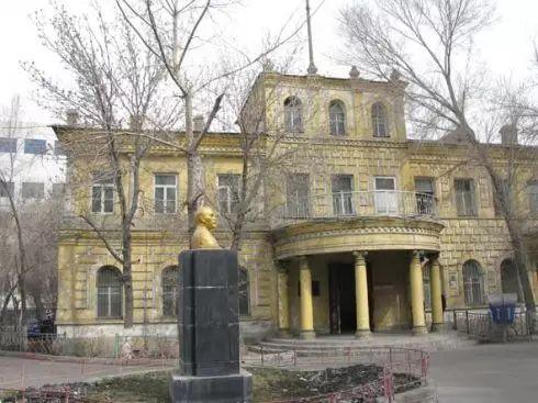 石油局明园住宅楼群外观，黄色墙面和俄式老虎窗