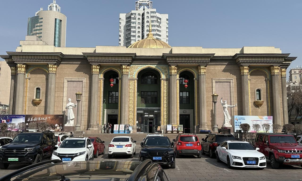 新疆人民剧场正面，苏式古典建筑风格，位于南门广场东侧