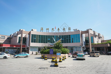 乌鲁木齐南站建筑外观，现代风格的浅灰色站房
