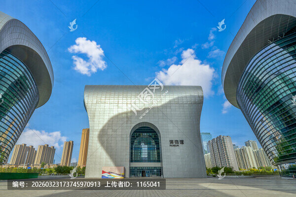 新疆博物馆建筑外景，现代风格的弧形立面和玻璃幕墙
