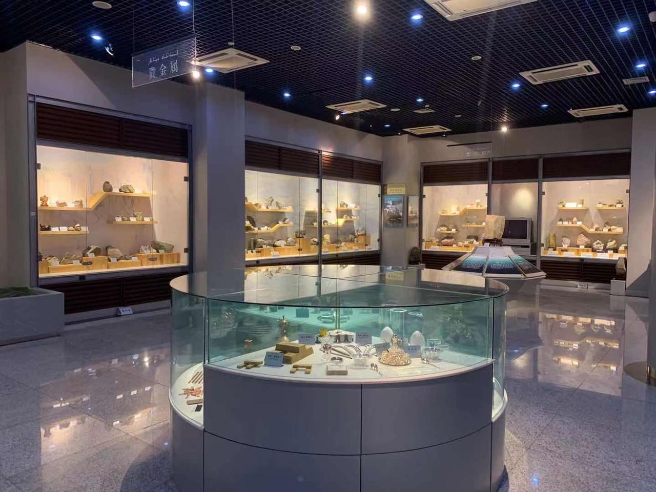 馆藏金属矿产展柜，展示金、银、铜、铅、锌等矿石标本
