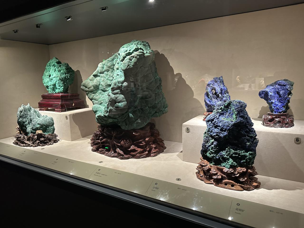 馆藏的孔雀石与蓝铜矿标本，展示了新疆丰富的非金属矿产资源