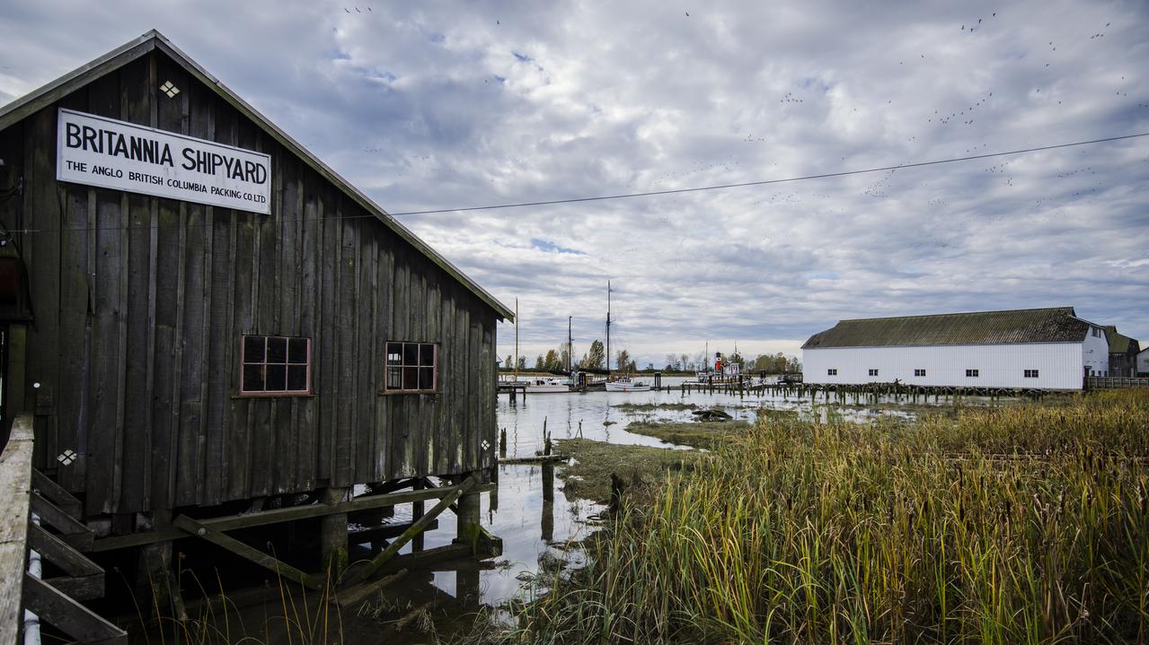 Britannia Shipyard 主建筑，L 形木结构厂房，船台滑道开口记录着转型痕迹