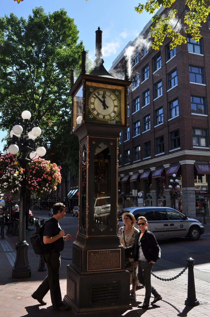 Steam Clock 位于 Water/Cambie 街角，1977 年由钟表师 Raymond Saunders 设计，铜色外壳与蒸汽制造旧物感