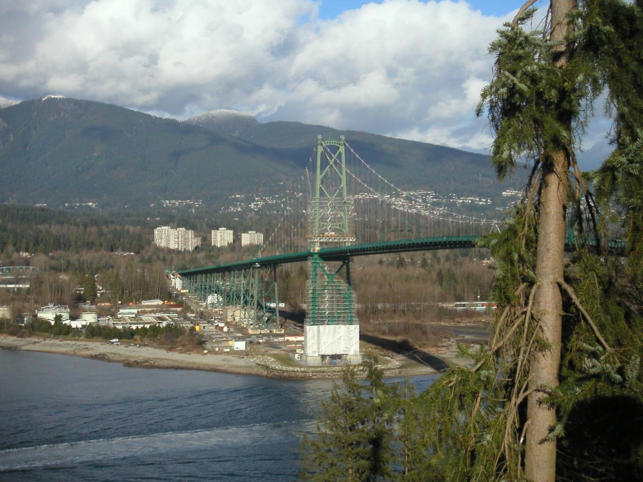 当代的 Lions Gate Bridge 全景，从 Stanley Park 方向向南岸看