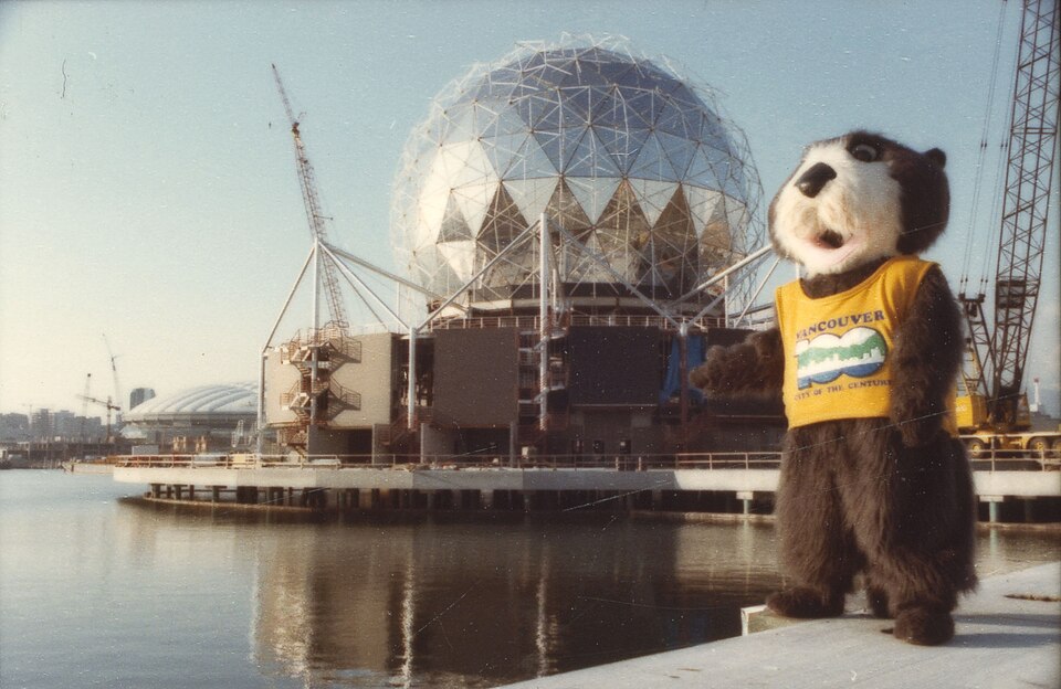 1985 年 Expo Centre 施工期穹顶照片，钢结构球面尚未完成，三角面板正在安装