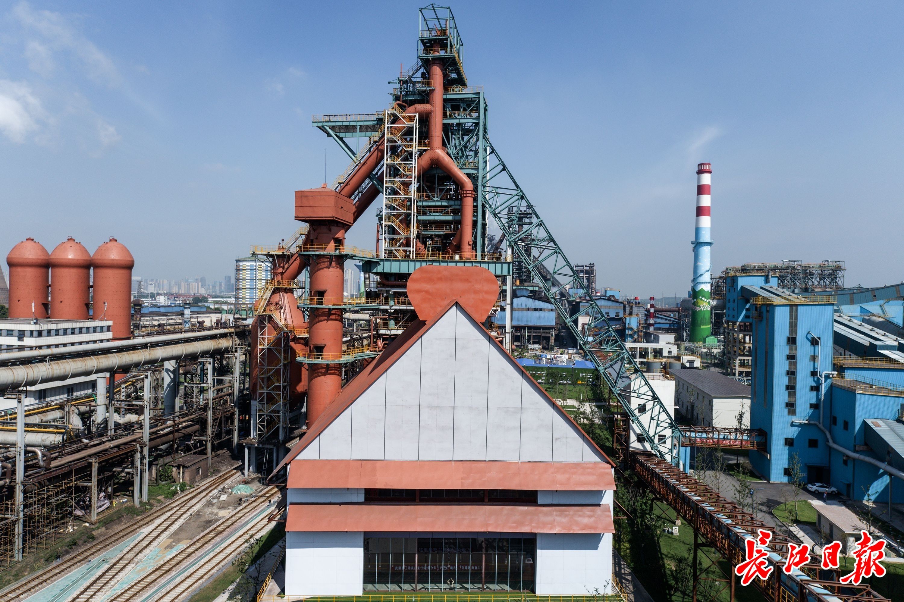 武钢青山厂区工业建筑与高炉