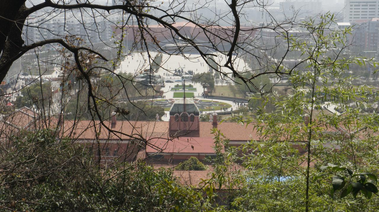 从蛇山俯瞰鄂军都督府全景，可见主楼建筑群和阅马场