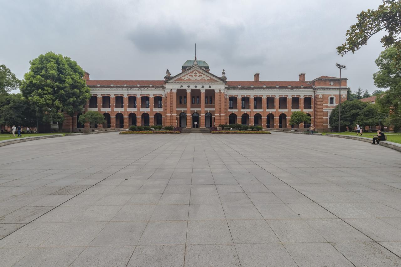 武昌起义军政府旧址正面，可见红砖外墙、列柱门廊和圭字形望楼