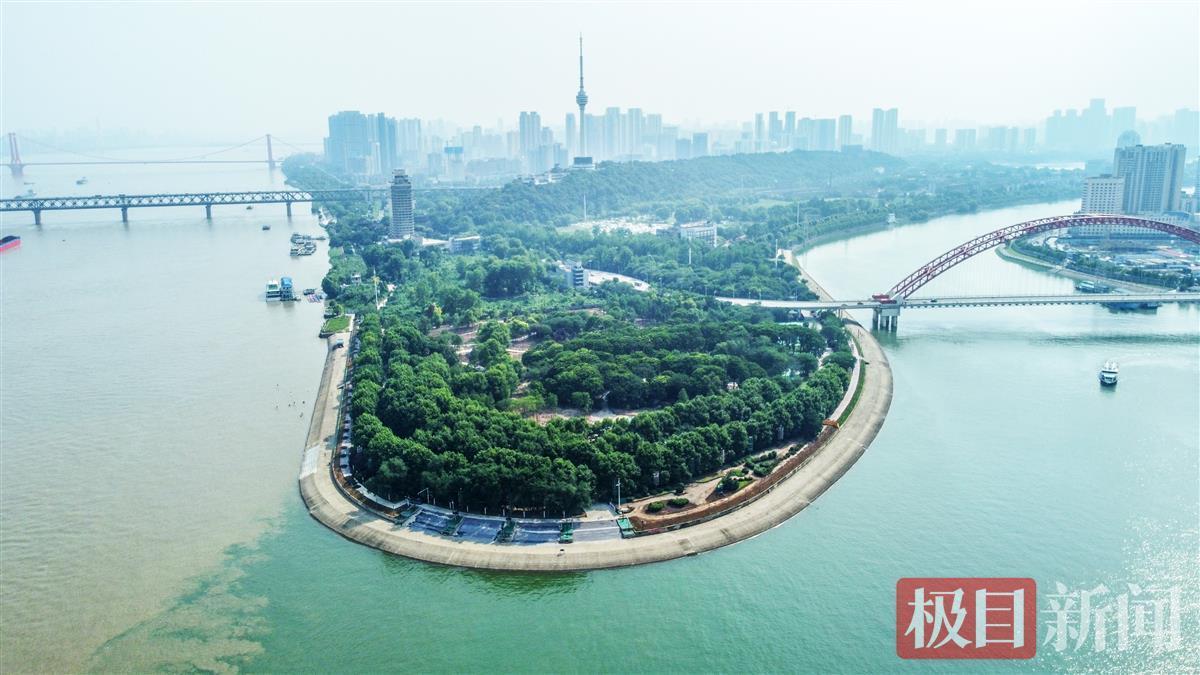 武汉南岸嘴两江交汇处俯瞰