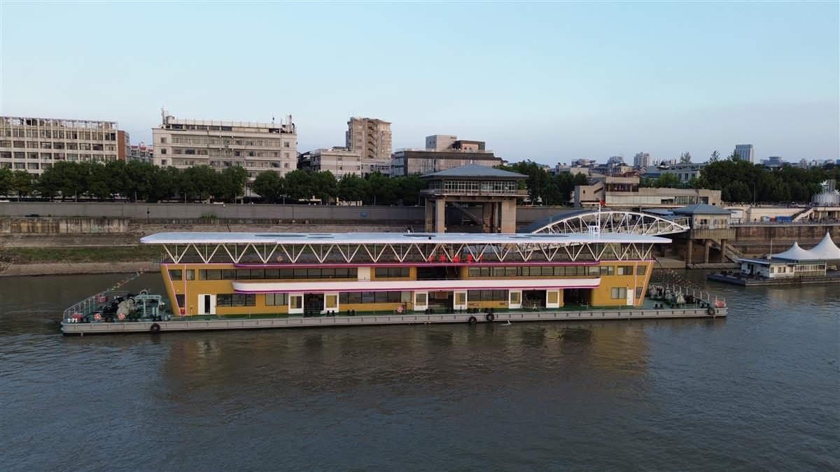 轮渡停靠码头，背景是武汉城市天际线