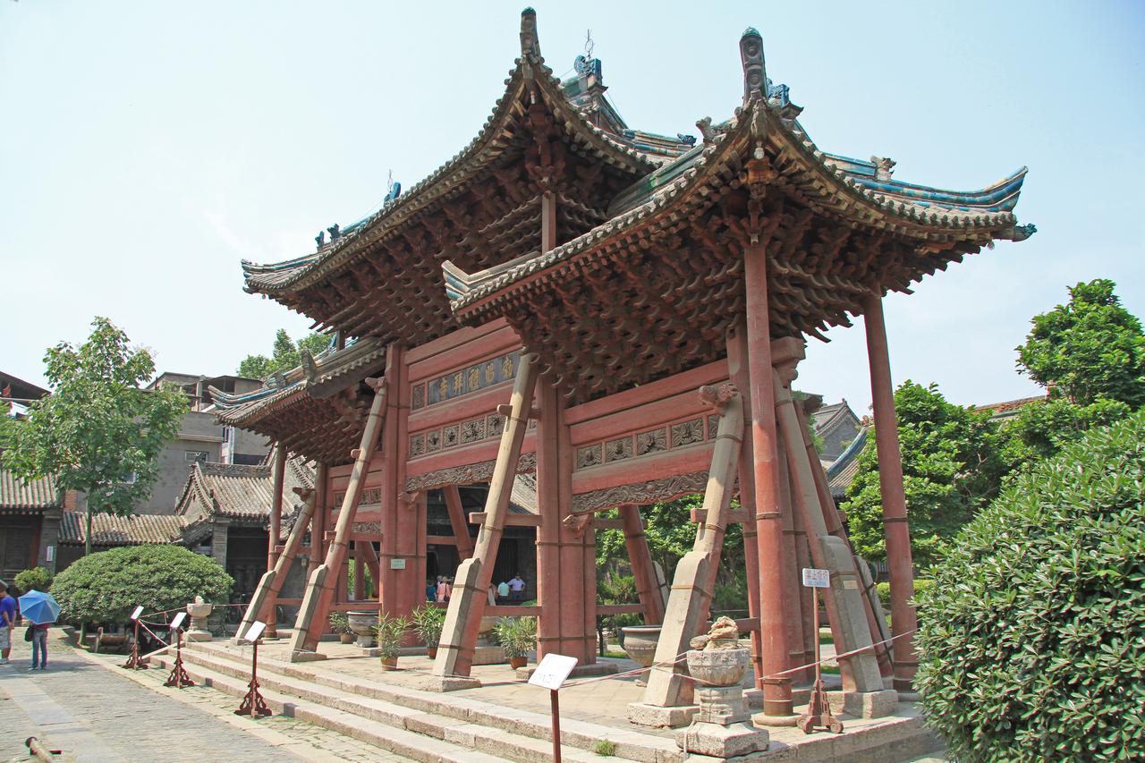 第一进院落的明代木牌楼，三间四柱、重檐歇山顶