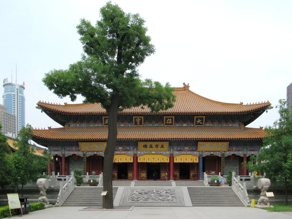 大兴善寺建筑群全景，中轴线上的殿堂布局清晰可见