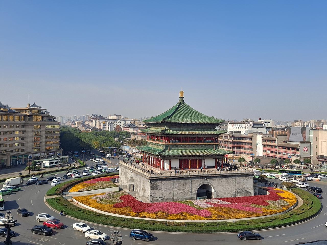 西安钟楼全景：从东大街方向看钟楼与车流环岛