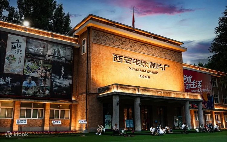 西影电影园区夜景，苏式红砖建筑在灯光中可见