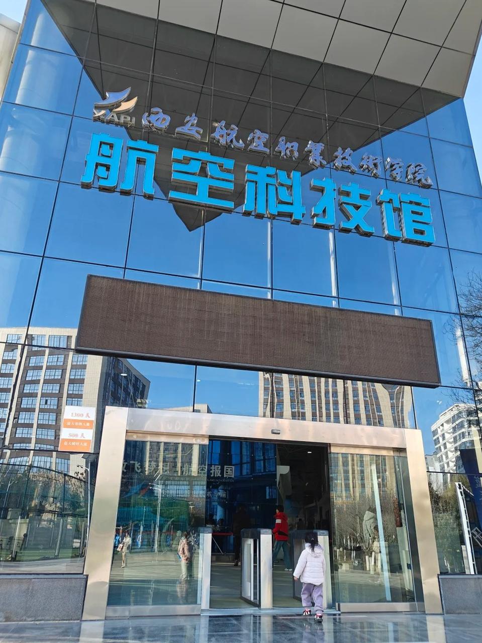 馆内陈列的歼5和运5实物飞机，观众可近距离观察