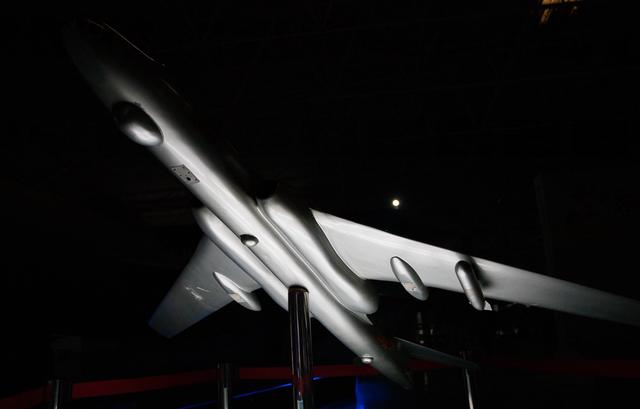 西飞大道与厂区围墙，工厂和城市空间平行展开