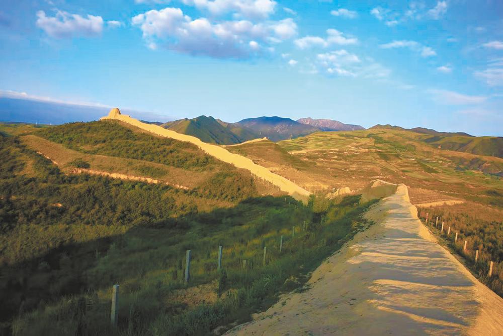 大通明长城夯土墙体沿山脊蜿蜒
