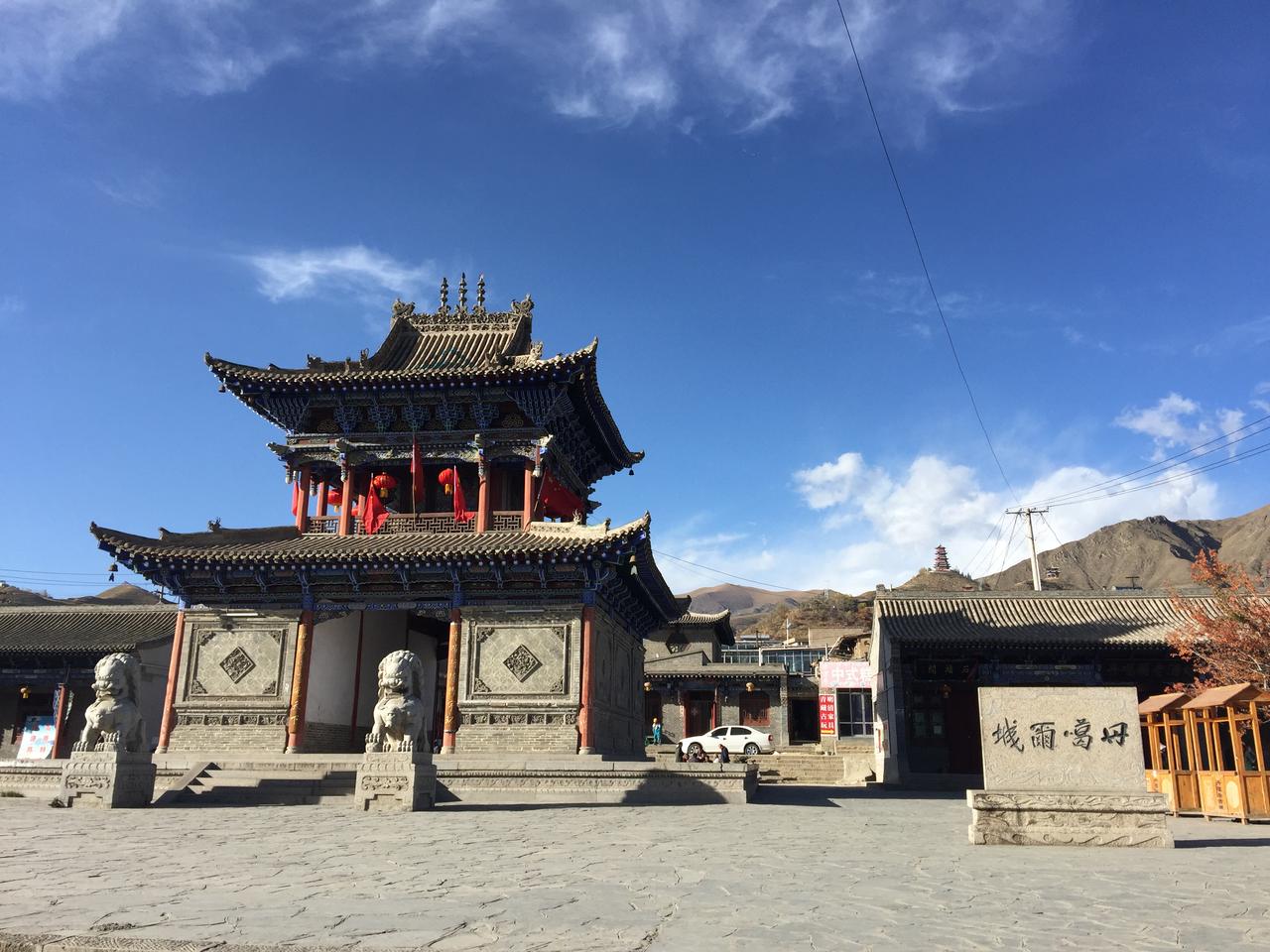 丹噶尔古城内的拱海门，青砖灰瓦与飞檐翘角是明清时期河湟建筑的典型风格。