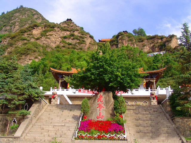 老爷山远眺，植被茂密的山体与远处的城区
