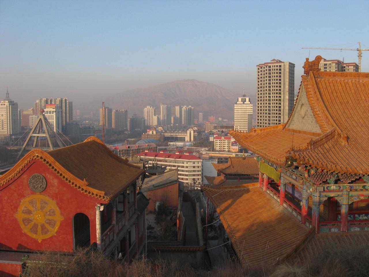 西宁城区坐落在湟水河谷中，南北两山构成城市扩张的自然边界