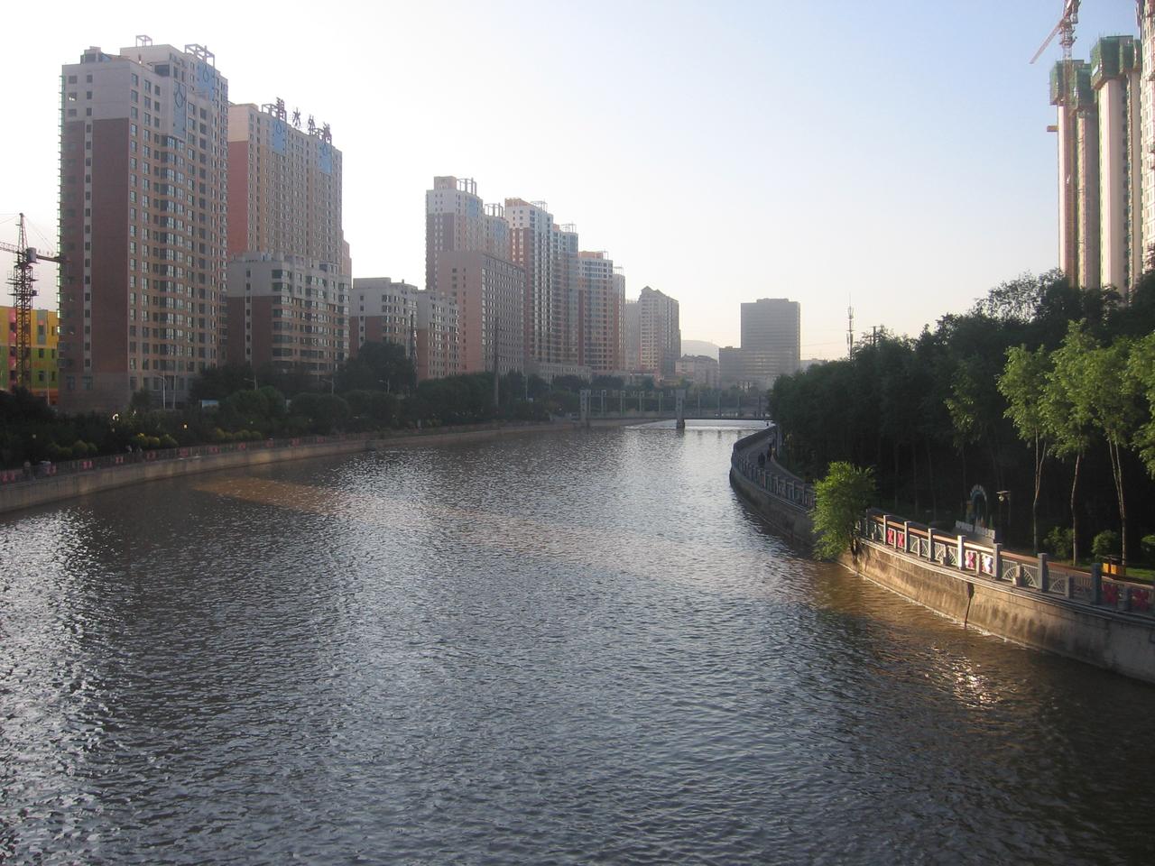 湟水河谷是西宁城市生长的地理骨架，南北两山夹出一条东西走向的狭长廊道